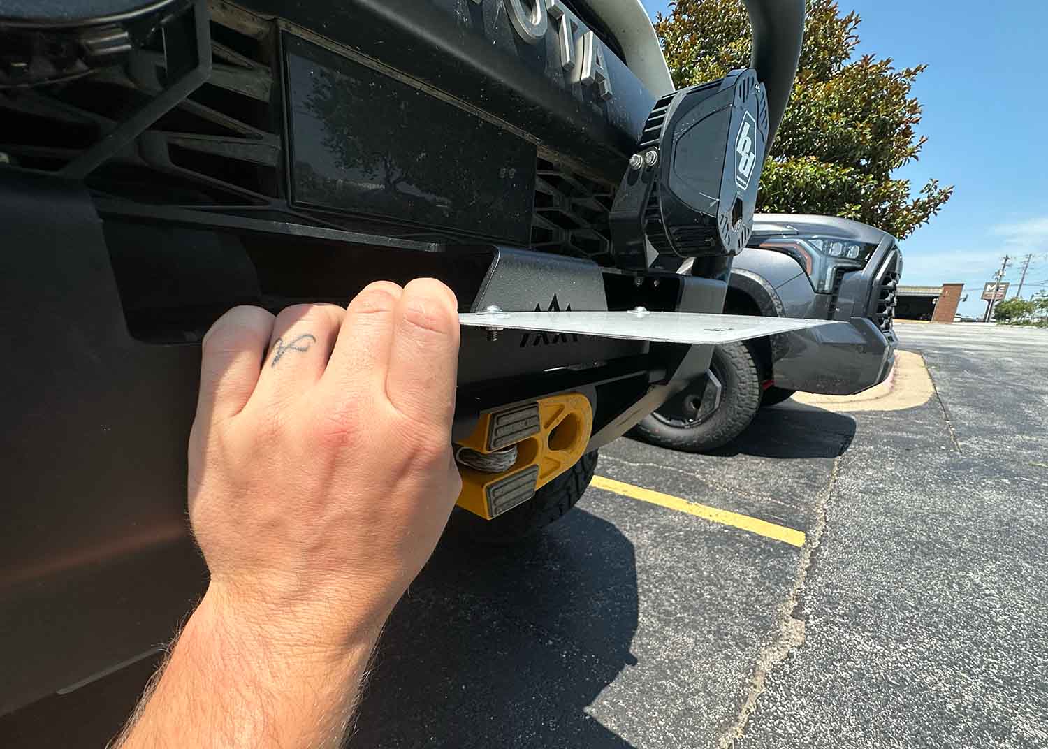 An application scenario or product detail of vehicle plate flipper - Image 23
