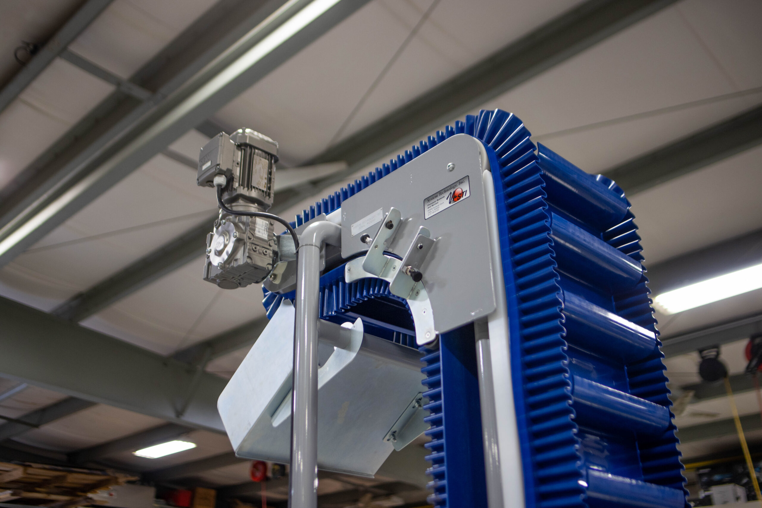 An application scenario or product detail of vertical conveyor belt system - Image 13