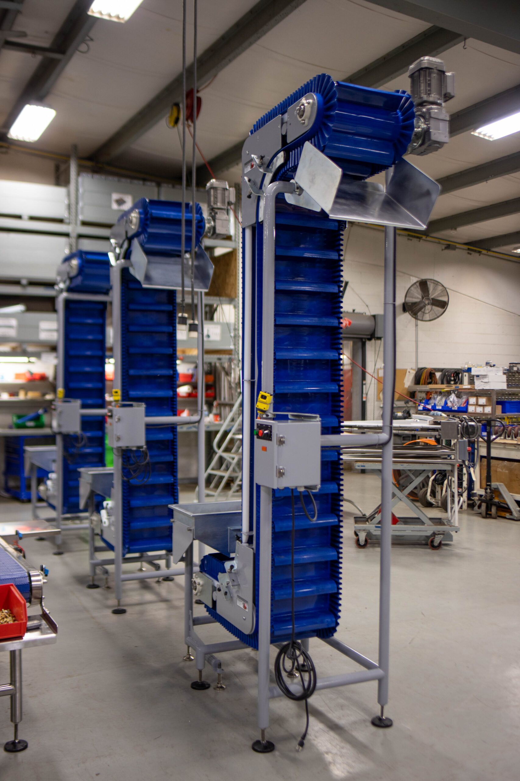 An application scenario or product detail of vertical conveyor belt system - Image 19