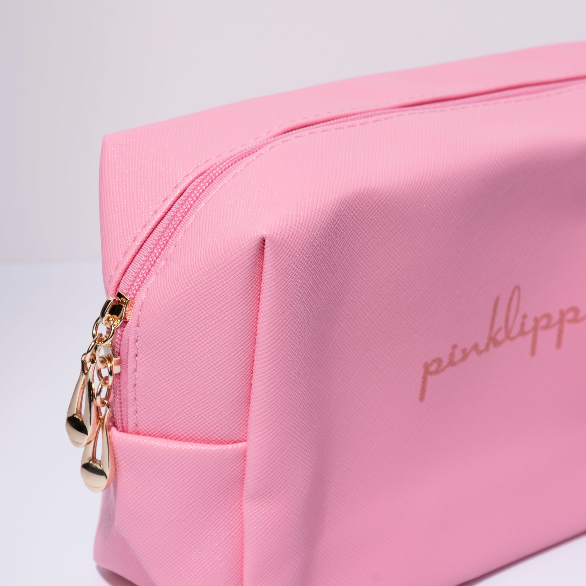 An application scenario or product detail of vs pink makeup bag - Image 17