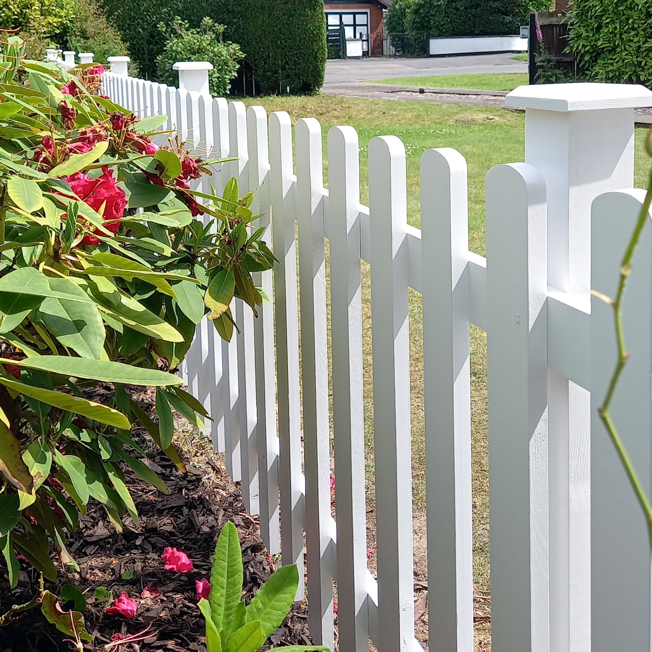 An application scenario or product detail of white picket fence panels - Image 1