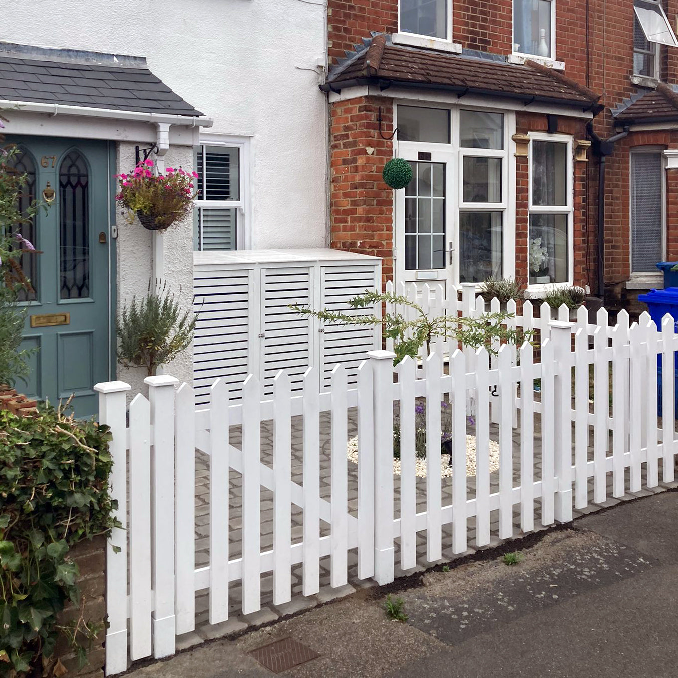An application scenario or product detail of white picket fence panels - Image 13
