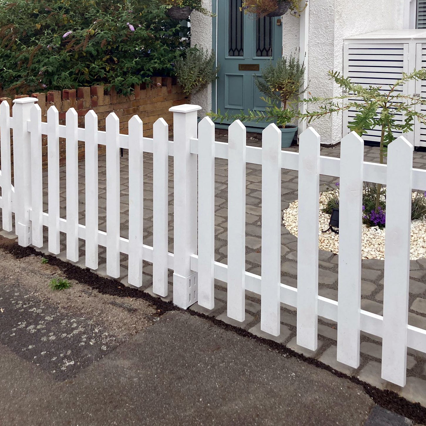 An application scenario or product detail of white picket fence panels - Image 17