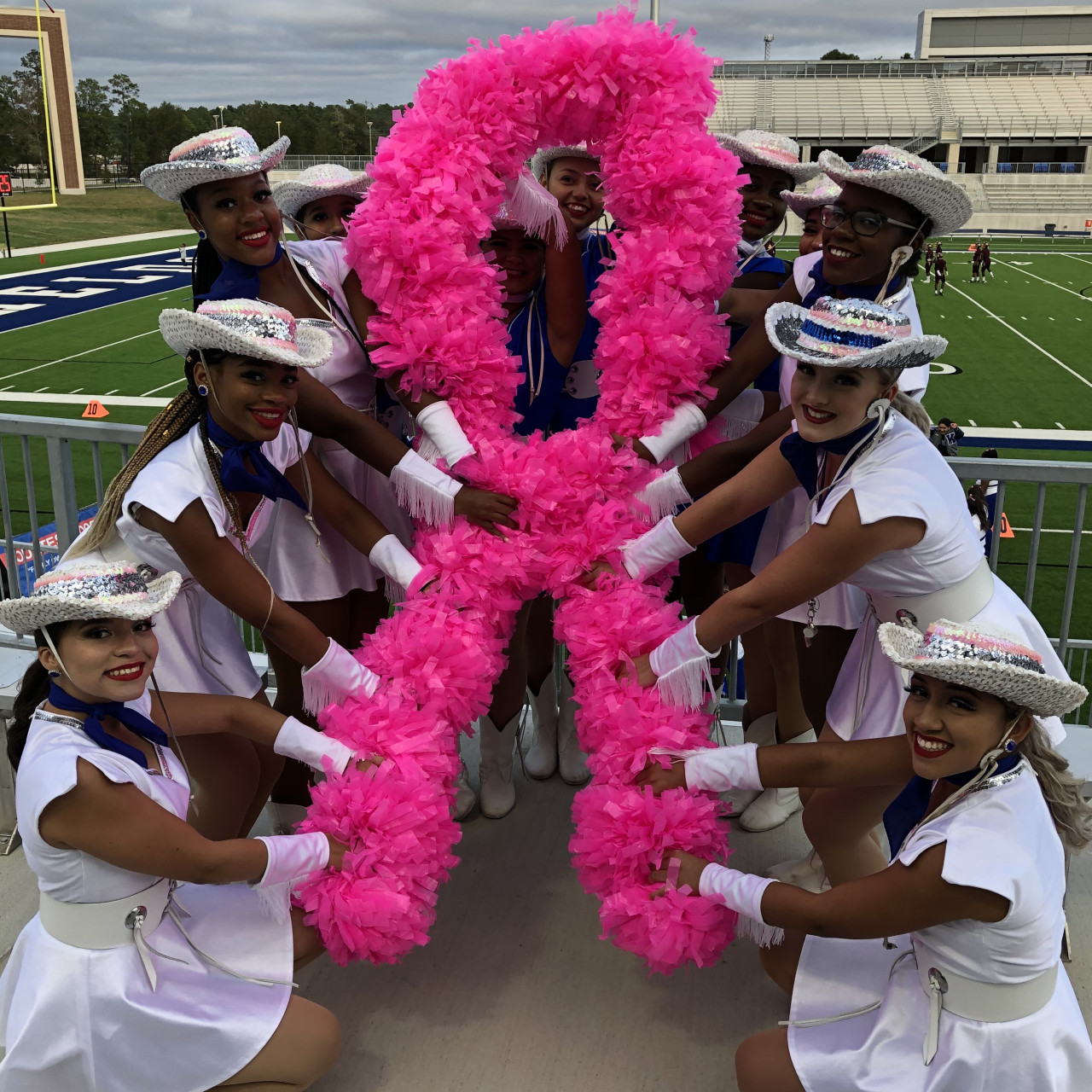 An application scenario or product detail of women's light pink cheerleader pom-poms - Image 6