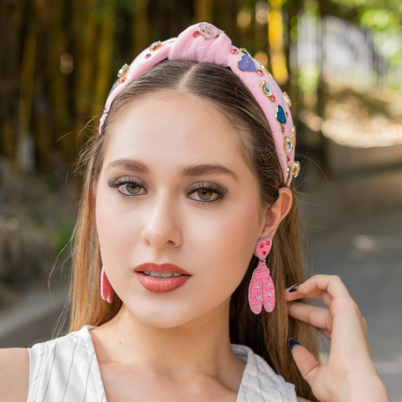 An application scenario or product detail of women's light pink headband for a valentine's day wedding - Image 18