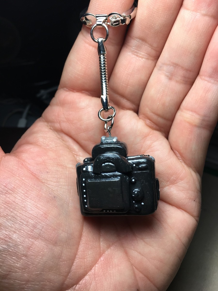 An application scenario or product detail of zoomu mini camera keychain - Image 4