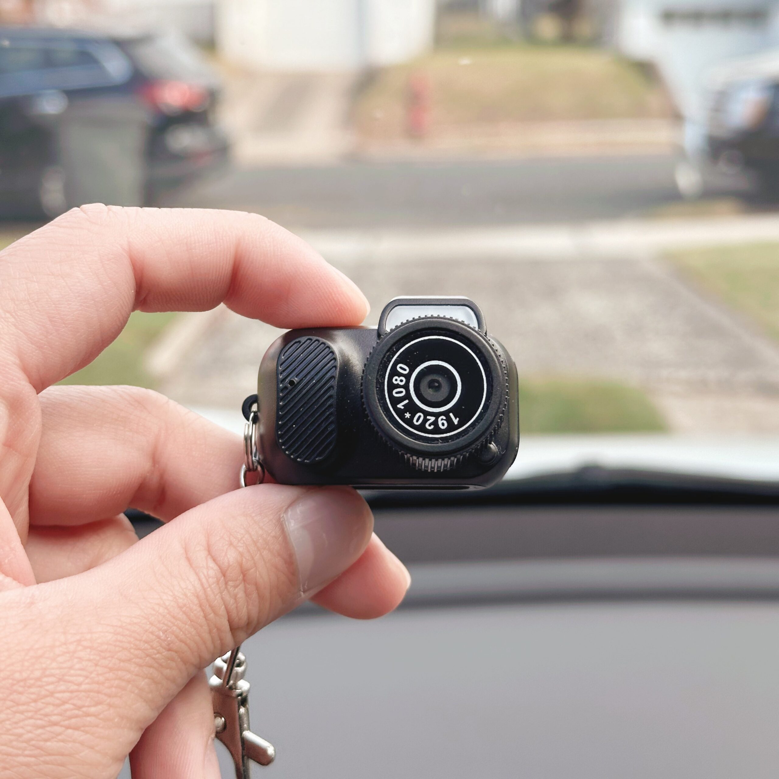 An application scenario or product detail of zoomu mini camera keychain - Image 6
