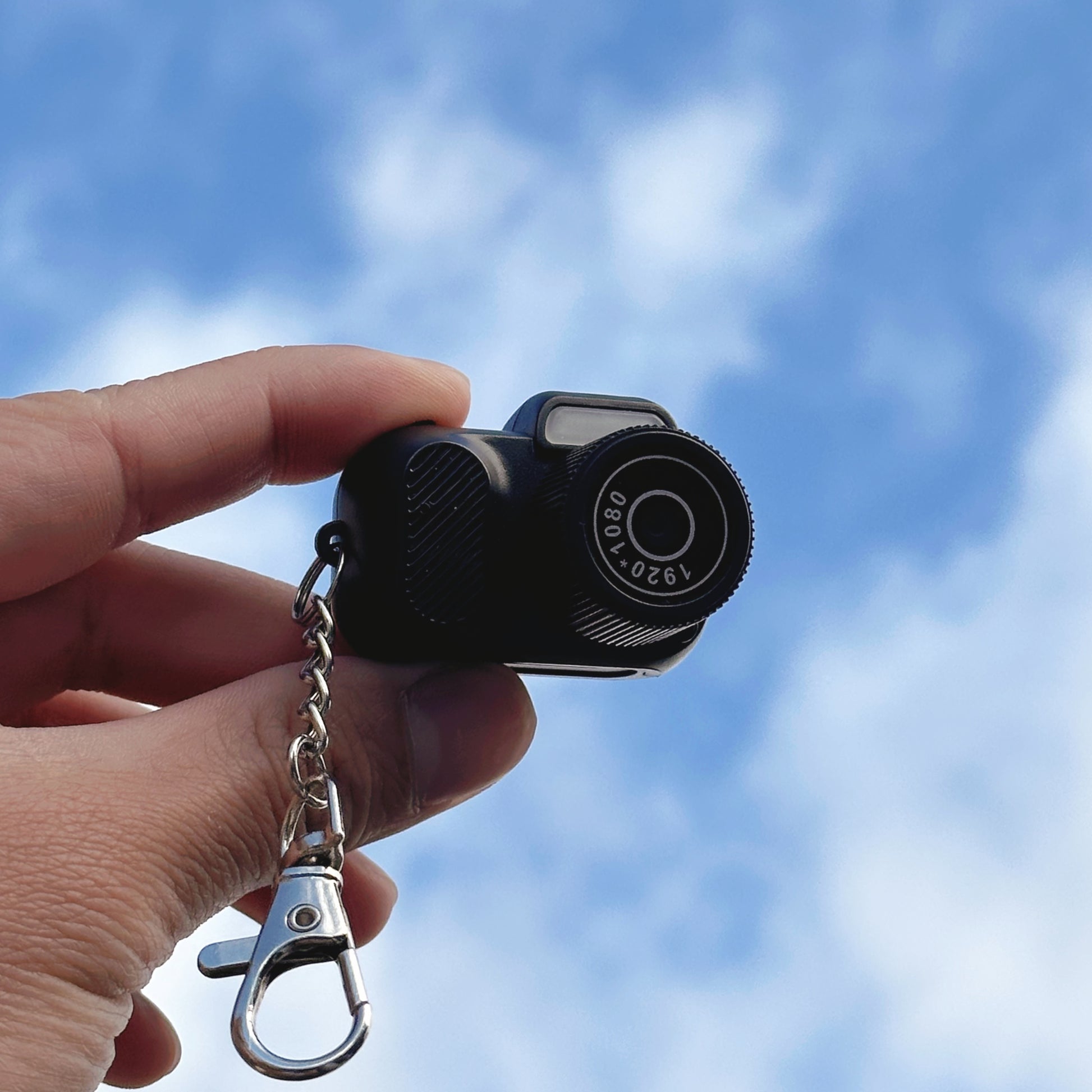 An application scenario or product detail of zoomu mini camera keychain - Image 8